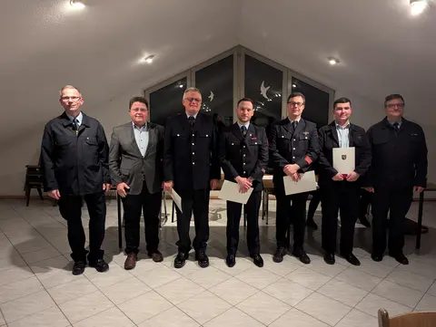 Verdiente Mitglieder der Feuerwehr Oberjosbach wurden für ihre Leistungen befördert.
