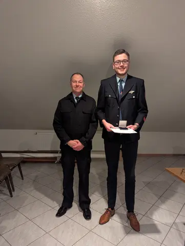Ehrung mit der Floriansmedaille der Hessischen Jugendfeuerwehr in Bronze: Christoph Lötsch mit Gemeindejugendfeuerwehrwart Thomas Prag