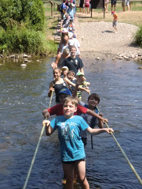 Die Kinder der Kinderfeuerwehr Oberjosbach auf dem Barfußpfad 2