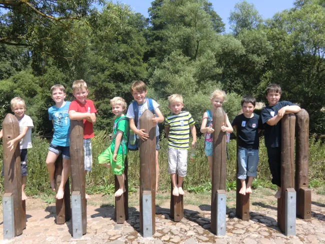 Die Kinder der Kinderfeuerwehr Oberjosbach auf dem Barfußpfad