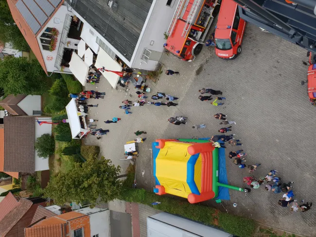 Festplatz aus rund 20  Meter Höhe von der Drehleiter