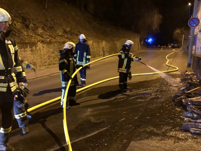 Kellerbrand 2018/02 - Ablöscharbeiten Außenbereich