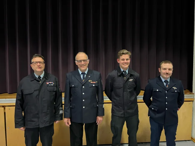 Gratulation zur Beförderung (von links nach rechts): Matthias Dörr (Gemeindebrandinspektor), Paul Schüttler (Wehrfürher), Mats Lindemann (Beförderung zum Oberfeuerwehrmann), Lukas Schüttler (stellv. Wehrführer)