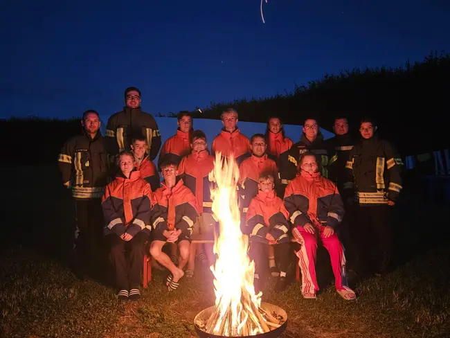 Gruppenfoto am Lagerfeuer