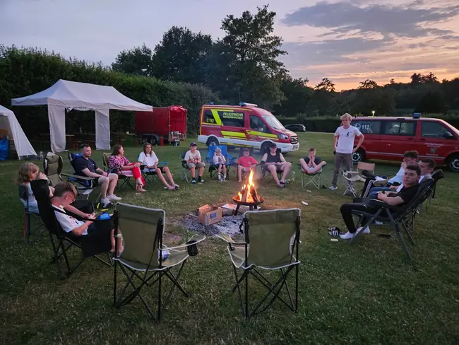 Gesellige Runde am Lagerfeuer